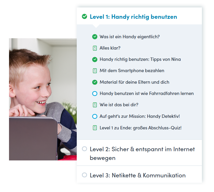 Ein blonder Junge mit einem Laptop schaut nach rechts, wo eine Kapitel- und Inhaltsübersicht aus dem Onlinekurs aufgeführt ist